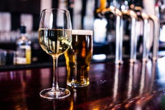 Chiuda su di un bicchiere di vino e di una birra fotografia stock libera da diritti Chiuda su di un bicchiere di vino e di una birra fotografia stock libera da diritti