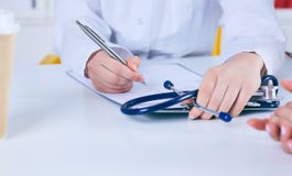 Chiuda su di un medico femminile che riempie un modulo di domanda mentre consultano il paziente Concetto di sanità e della medici immagini stock Chiuda su di un medico femminile che riempie un modulo di domanda mentre consultano il paziente Concetto di sanità e della medici immagini stock