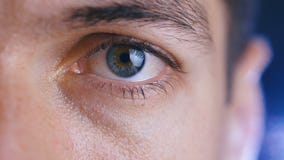 Chiuda su di un occhio maschio Dettaglio di un occhio di un uomo che esamina macchina fotografica Macro colpo video d archivio Chiuda su di un occhio maschio Dettaglio di un occhio di un uomo che esamina macchina fotografica Macro colpo video d archivio