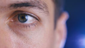 Chiuda su di un occhio maschio Dettaglio di un occhio di un uomo che esamina macchina fotografica Macro colpo video d archivio Chiuda su di un occhio maschio Dettaglio di un occhio di un uomo che esamina macchina fotografica Macro colpo video d archivio
