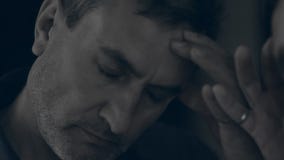 Chiuda su di un uomo che guarda nello specchio che ? solo e depresso Il concetto di alcolismo, dipendenza, vita difficile archivi video Chiuda su di un uomo che guarda nello specchio che ? solo e depresso Il concetto di alcolismo, dipendenza, vita difficile archivi video