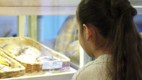 Chiuda su di una bambina sveglia che sorride alla macchina fotografica al forno video d archivio Chiuda su di una bambina sveglia che sorride alla macchina fotografica al forno video d archivio