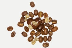 Chiuda su di uno collega dei chicchi di caffè e del cioccolato fondente immagine stock libera da diritti Chiuda su di uno collega dei chicchi di caffè e del cioccolato fondente immagine stock libera da diritti