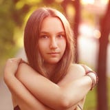 Chiuda sul ritratto della ragazza teenager con nudo fotografia stock libera da diritti Chiuda sul ritratto della ragazza teenager con nudo fotografia stock libera da diritti
