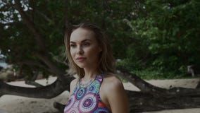 Chiuda sul ritratto di bella giovane donna che cammina sulla spiaggia tropicale video d archivio Chiuda sul ritratto di bella giovane donna che cammina sulla spiaggia tropicale video d archivio