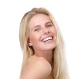 Chiuda sul ritratto di giovane donna bionda sorridente fotografia stock Chiuda sul ritratto di giovane donna bionda sorridente fotografia stock