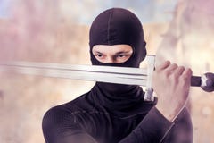 Ninja con la spada all'aperto in fumo Fotografia Stock Libera da Diritti Ninja con la spada all'aperto in fumo Fotografia Stock Libera da Diritti