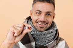 Chiuda sul ritratto di un uomo sorridente fotografia stock libera da diritti Chiuda sul ritratto di un uomo sorridente fotografia stock libera da diritti