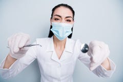Chiuda sulla foto bella lei la sua operazione dell'ospedale di medico di signora che inserisce la cattiva ispezione dell'insieme immagini stock libere da diritti Chiuda sulla foto bella lei la sua operazione dell'ospedale di medico di signora che inserisce la cattiva ispezione dell'insieme immagini stock libere da diritti