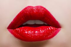 Chiuda sulla foto di bellezza con le labbra rosse fotografia stock libera da diritti Chiuda sulla foto di bellezza con le labbra rosse fotografia stock libera da diritti