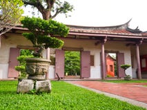 Chińska brama przy Confucius parkiem z Bonsai, Tainan, Tajwan zdjęcia stock Chińska brama przy Confucius parkiem z Bonsai, Tainan, Tajwan zdjęcia stock