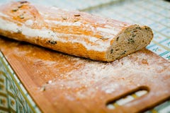 Chleb na drewnianej desce na stole zdjęcia stock Chleb na drewnianej desce na stole zdjęcia stock