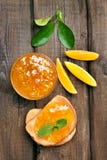 Chlebowy i pomarańczowy dżem, odgórny widok zdjęcia stock Chlebowy i pomarańczowy dżem, odgórny widok zdjęcia stock