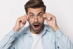 Chockad grabb som fäller ned exponeringsglas som ser kamerastudioskottet fotografering för bildbyråer Chockad grabb som fäller ned exponeringsglas som ser kamerastudioskottet fotografering för bildbyråer