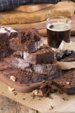 Chocoladecake met gedroogde pruim en okkernoten stock fotografie Chocoladecake met gedroogde pruim en okkernoten stock fotografie