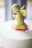 Chocoladeengel op een witte cake Royalty-vrije Stock Foto Chocoladeengel op een witte cake Royalty-vrije Stock Foto