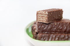 Chocoladewafeltje op een plaat wordt geschikt die stock afbeelding Chocoladewafeltje op een plaat wordt geschikt die stock afbeelding