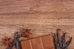 Chocolat au lait, bâtons parfumés de vanille et anis d'étoile, l'espace de copie pour le texte Photo stock Chocolat au lait, bâtons parfumés de vanille et anis d'étoile, l'espace de copie pour le texte Photo stock