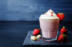 Chocolat blanc chaud de fraise avec de la crème et le strawberri fouettés Photos libres de droits Chocolat blanc chaud de fraise avec de la crème et le strawberri fouettés Photos libres de droits