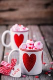 Chocolat chaud avec la guimauve rose dans des tasses avec des coeurs pour le Saint Valentin photos libres de droits Chocolat chaud avec la guimauve rose dans des tasses avec des coeurs pour le Saint Valentin photos libres de droits