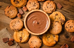 Chocolat fondu, biscuits, noisette, fond photo stock Chocolat fondu, biscuits, noisette, fond photo stock