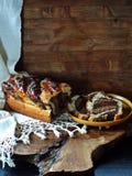 Chocolat triple fait maison Cozonac, spécialité roumaine image stock Chocolat triple fait maison Cozonac, spécialité roumaine image stock