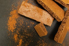 Chocolate poroso em um fundo preto imagem de stock royalty free Chocolate poroso em um fundo preto imagem de stock royalty free