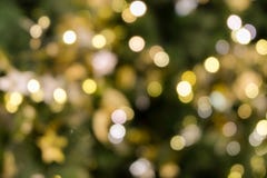 Choinki bokeh światło w zielonym żółtym złotym kolorze, wakacyjny abstrakcjonistyczny tło, zamazuje defocused obraz royalty free Choinki bokeh światło w zielonym żółtym złotym kolorze, wakacyjny abstrakcjonistyczny tło, zamazuje defocused obraz royalty free