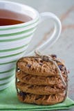 Choklade kakor och en kopp te royaltyfri bild Choklade kakor och en kopp te royaltyfri bild