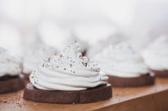 Chokladkaka med äggvitakräm på träbrädet royaltyfri fotografi Chokladkaka med äggvitakräm på träbrädet royaltyfri fotografi