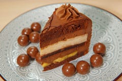 Chokladsockerkaka med bananfyllning royaltyfria foton Chokladsockerkaka med bananfyllning royaltyfria foton
