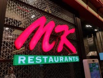 Chon Buri, Tailândia - 21 de dezembro de 2018: O logotipo da loja de restaurantes do MK, restaurante do MK é o restaurante o mais imagens de stock royalty free Chon Buri, Tailândia - 21 de dezembro de 2018: O logotipo da loja de restaurantes do MK, restaurante do MK é o restaurante o mais imagens de stock royalty free