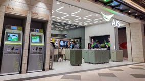Chon Buri Thailand - December 21, 2018: Den för- servicemitten AIS shoppar service till kunder och folk, terminalen 21 Pattaya arkivfoton Chon Buri Thailand - December 21, 2018: Den för- servicemitten AIS shoppar service till kunder och folk, terminalen 21 Pattaya arkivfoton