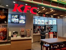 Chon Buri, Thaïlande - 21 décembre 2018 : Vue extérieure de restaurant d'aliments de préparation rapide de KFC avec des clients, image stock Chon Buri, Thaïlande - 21 décembre 2018 : Vue extérieure de restaurant d'aliments de préparation rapide de KFC avec des clients, image stock