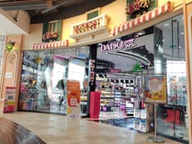 Chon Buri, Таиланд - 21-ое декабря 2018: Внешний взгляд магазина в торговом центре, ветви Daiso Японии Паттайя терминала 21 стоковые изображения rf Chon Buri, Таиланд - 21-ое декабря 2018: Внешний взгляд магазина в торговом центре, ветви Daiso Японии Паттайя терминала 21 стоковые изображения rf