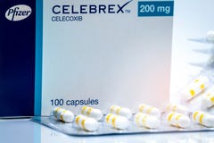 CHONBURI, TAILÂNDIA 2 DE JUNHO DE 2018: Celebrex 200 cápsulas do magnésio Produto de Celecoxib de fármacos de Pfizer em Tailândia imagens de stock royalty free CHONBURI, TAILÂNDIA 2 DE JUNHO DE 2018: Celebrex 200 cápsulas do magnésio Produto de Celecoxib de fármacos de Pfizer em Tailândia imagens de stock royalty free