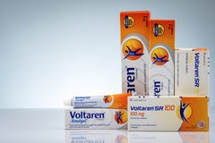 CHONBURI, TAILÂNDIA 11 DE OUTUBRO DE 2018: Tabuletas de Voltaren Emulgel e de Voltaren gel do diclofenac de 1% para anti-inflamat imagens de stock CHONBURI, TAILÂNDIA 11 DE OUTUBRO DE 2018: Tabuletas de Voltaren Emulgel e de Voltaren gel do diclofenac de 1% para anti-inflamat imagens de stock