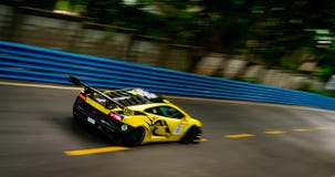 CHONBURI, THAÏLANDE 15 JUILLET 2018 : Courses d'automobiles de lamborghini de tache floue sur le champ de courses dans Bangsaen G photographie stock libre de droits CHONBURI, THAÏLANDE 15 JUILLET 2018 : Courses d'automobiles de lamborghini de tache floue sur le champ de courses dans Bangsaen G photographie stock libre de droits