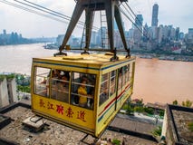 CHONGQING, CHINA - 15 DE SEPTIEMBRE DE 2012: Teleférico Chongqing, China de la ciudad Cablecarril urbano sobre el río Yangzi imagen de archivo CHONGQING, CHINA - 15 DE SEPTIEMBRE DE 2012: Teleférico Chongqing, China de la ciudad Cablecarril urbano sobre el río Yangzi imagen de archivo