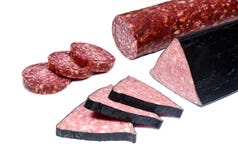 Chopped rökte korvar som isolerades på vit bakgrund Runda- och triangelskivor arkivbild Chopped rökte korvar som isolerades på vit bakgrund Runda- och triangelskivor arkivbild