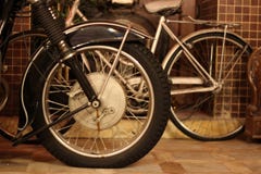 Chopper Side View antique, lampe principale, frein et secteur vide images stock Chopper Side View antique, lampe principale, frein et secteur vide images stock