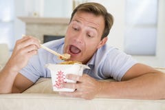 chopsticks je mężczyzna takeaways zdjęcia royalty free chopsticks je mężczyzna takeaways zdjęcia royalty free
