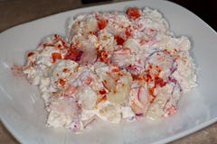 Choque de la coliflor un substituto de la ensalada de patata que es carburador y bueno bajos para ésos en la dieta del Keto Hecho fotos de archivo Choque de la coliflor un substituto de la ensalada de patata que es carburador y bueno bajos para ésos en la dieta del Keto Hecho fotos de archivo
