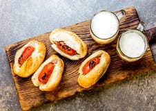 Choripan Λατινοαμερικάνικα αργεντινά και της Χιλής τρόφιμα Ψημένα στη σχάρα chorizo χοτ-ντογκ λουκάνικων που εξυπηρετούνται με τη Στοκ φωτογραφία με δικαίωμα ελεύθερης χρήσης Choripan Λατινοαμερικάνικα αργεντινά και της Χιλής τρόφιμα Ψημένα στη σχάρα chorizo χοτ-ντογκ λουκάνικων που εξυπηρετούνται με τη Στοκ φωτογραφία με δικαίωμα ελεύθερης χρήσης