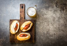 Choripan Латино-американская Аргентина и чилийская еда Зажаренные хот-доги сосисок chorizo служили с пивом, взгляд сверху, камнем стоковые изображения rf Choripan Латино-американская Аргентина и чилийская еда Зажаренные хот-доги сосисок chorizo служили с пивом, взгляд сверху, камнем стоковые изображения rf