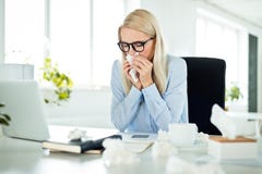 Chory i zapracowany bizneswoman w biurze, dmucha jej nie zdjęcia stock Chory i zapracowany bizneswoman w biurze, dmucha jej nie zdjęcia stock