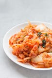 Chou de Kimchi Apéritif coréen du plat blanc, verticale, l'espace de copie photographie stock Chou de Kimchi Apéritif coréen du plat blanc, verticale, l'espace de copie photographie stock