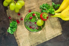 Chou frisé et smoothie verts de raisins Photographie stock Chou frisé et smoothie verts de raisins Photographie stock