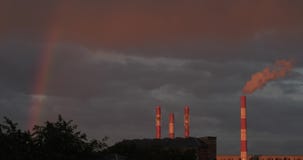 CHP central do calor elétrico no por do sol com arco-íris vídeos de arquivo CHP central do calor elétrico no por do sol com arco-íris vídeos de arquivo