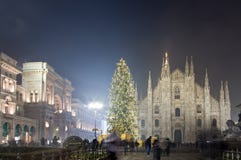 https://thumbs.dreamstime.com/t/christmas-duomo-square-milan-galleria-vittorio-emanuele-ii-italy-tree-december-35943573.jpg